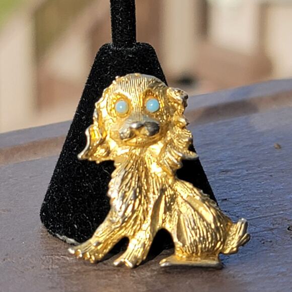 Jewelry - Vtg Gold Tone Spaniel Dog Blue Eyes Brooch Pin